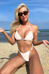 Bikini con aros y cuello halter para playa en verano - Blanco