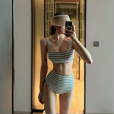 Parte superior de bikini de rayas blancas y negras