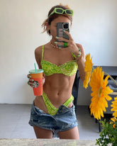 Top de bikini con aros y diseño balconette con volantes y flores amarillas