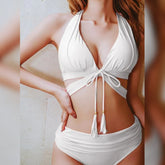 Parte superior de bikini con nudo blanco