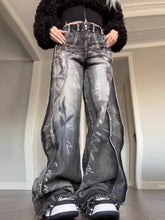 Baggy-Jeans im Y2K-Graffiti-Stil