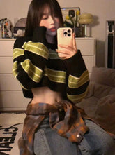 Kurzer, lockerer Pullover mit Grunge-Streifen