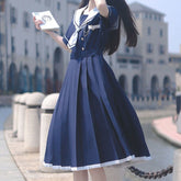Japanisches Kleid mit Matrosenkragen