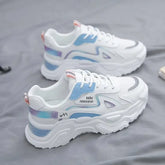 Sportliche Sneakers mit hohem Plateau