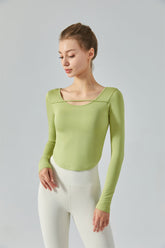 Top deportivo con dobladillo curvo