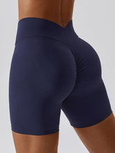 Butterweiche Shorts mit V-Ausschnitt auf der Rückseite