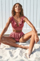 Top de bikini con escote en V profundo y ojales bordados con ribete de volantes y fresas