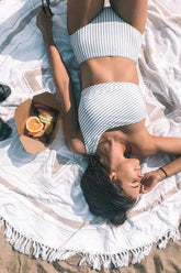 Top de bikini de un solo hombro con rayas grises