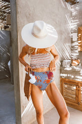 Top de bikini bandeau con ribete de volantes y fruncido floral