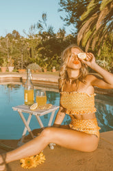 Braguita de bikini de cintura alta con ribete de volantes y flores de color naranja