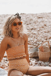 Orangefarbenes Bandeau-Bikinioberteil mit gesmoktem Blumenmuster und Rüschenbesatz