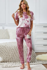 Conjunto de ropa de estar por casa con pantalones y remera de manga corta con estampado tie dye