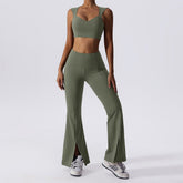 Kurzes Workout-Tanktop und ausgestellte Leggings im Set