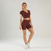 Conjunto de yoga sin costuras para mujer, camiseta de manga corta y pantalones cortos