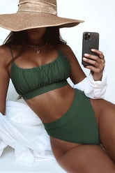 Top de bikini verde fruncido con escote redondo y corte corto