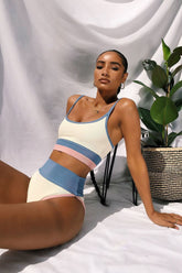 Sportliches Bikinioberteil in Weiß mit Hellblau und Rosa
