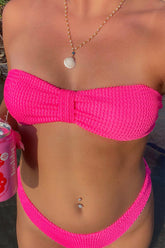 Top de bikini bandeau con lazo y diseño arrugado en color rosa intenso