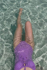 Traje de baño de una pieza con corte anudado y textura de color morado