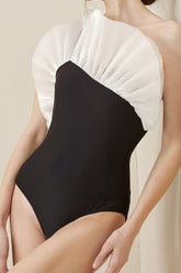 Traje de baño de una pieza con volantes de hilo de red y un hombro