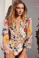 Traje de baño de una pieza de tul con mangas largas, escote pronunciado y estampado floral