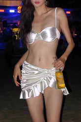 Conjunto de bikini con aros y frunces con efecto balconette y minifalda con volantes anudados con brillo metálico