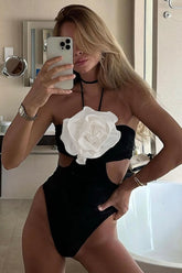 Traje de baño de una pieza con escote halter y roseta recortada