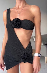Conjunto de bikini bandeau de pierna alta con apliques de rosas negras brillantes y pareo asimétrico