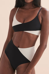 Conjunto de bikini de cintura alta con bralette y bloques de color en blanco y negro