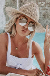 Parte superior de bikini corta con lazo blanco en la parte delantera