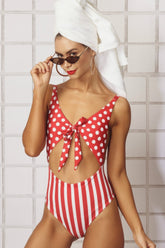 Monokini con abertura en la parte delantera, estampado de lunares y rayas en rojo y blanco