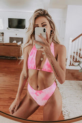 Rosa Neckholder-Bikinioberteil mit tiefem Ausschnitt und Batikmuster