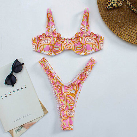 Top de bikini con aros y balconette con volantes y flores color rosa