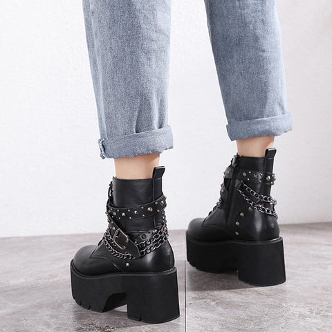 Ästhetische Stiefel im Gothic-Stil