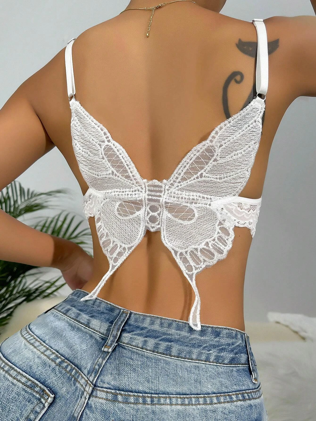 Spitzen-Bralette mit Schmetterlingsdetail und Schleife vorne in Weiß