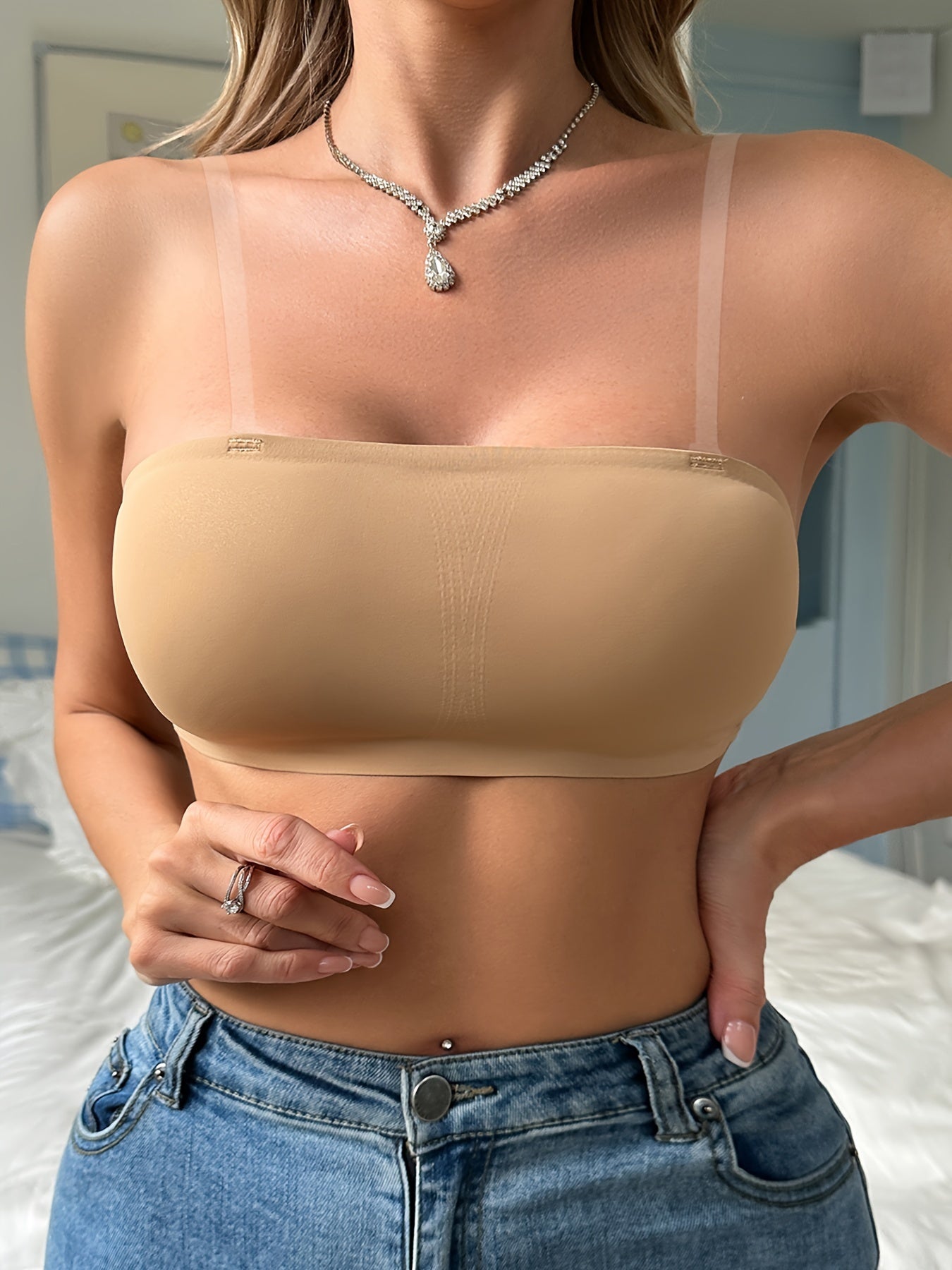 Sujetador sin costuras con costuras de encaje, tirantes transparentes extraíbles y sexys con hombros descubiertos en color beige