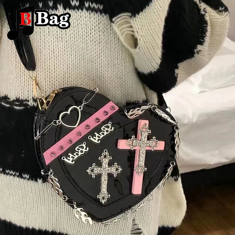 Bolso de hombro con forma de corazón y cruz punk