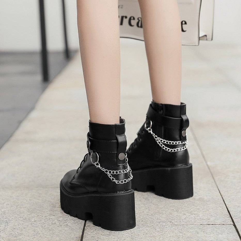 Ästhetische Plateauschuhe im Gothic-Punk-Stil