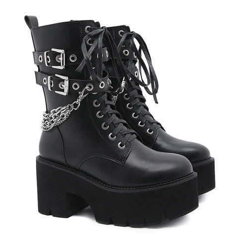 Klobige Stiefel im Punk-Stil