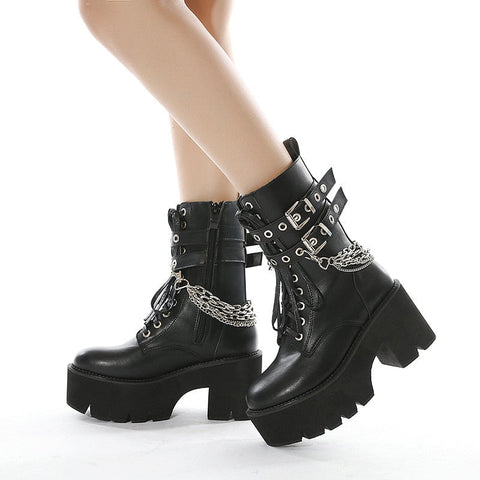 Klobige Stiefel im Punk-Stil