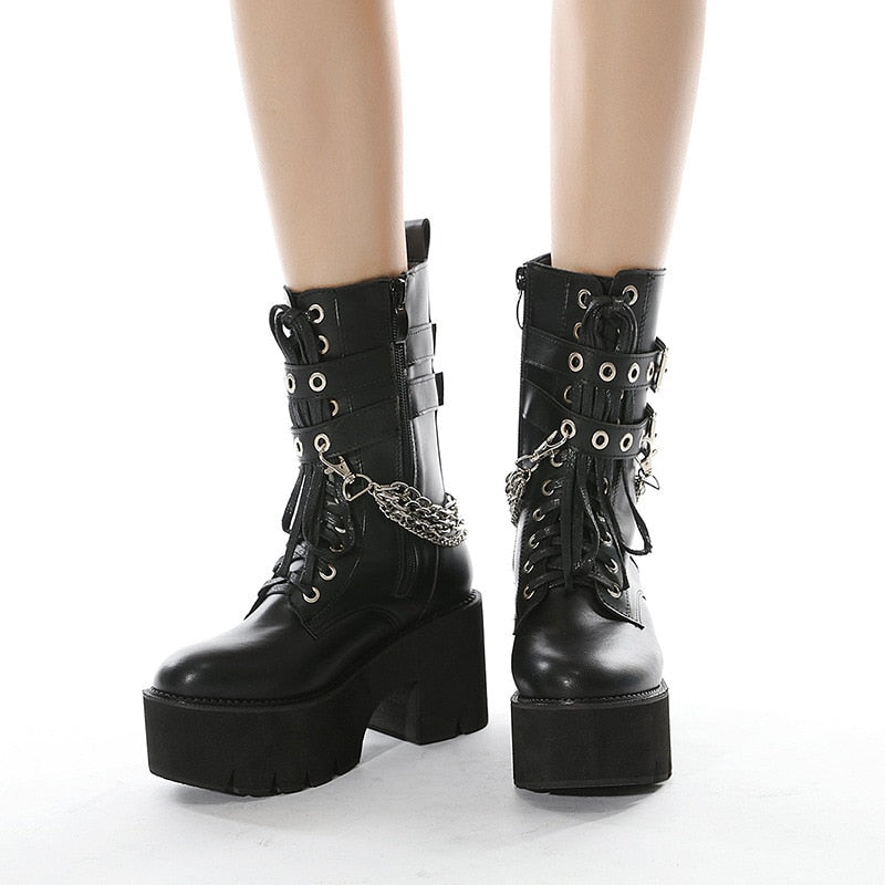 Klobige Stiefel im Punk-Stil