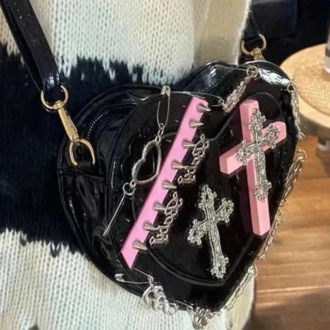 Bolso de hombro con forma de corazón y cruz punk