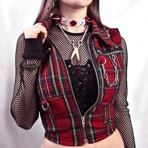 Conjunto de atuendo gótico punk: chaleco a cuadros y camiseta de manga larga de malla