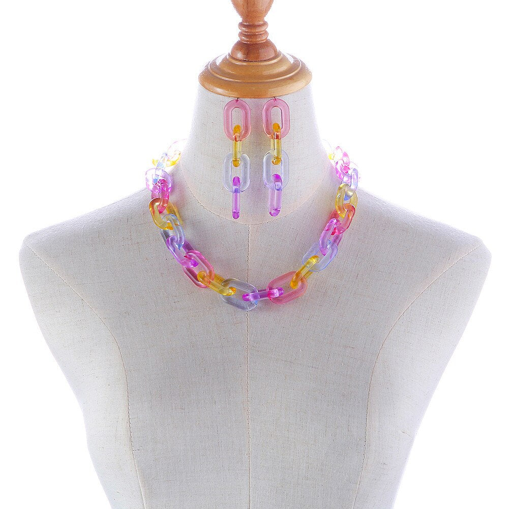 Conjunto de collar, pulsera y pendientes de acrílico colorido