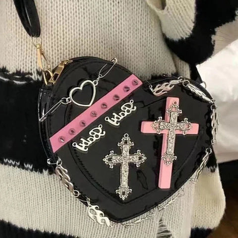 Bolso de hombro con forma de corazón y cruz punk