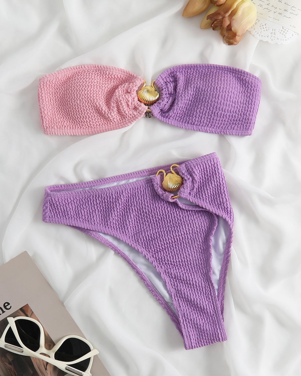 Bandeau-Bikini-Set mit hohem Bund und Crinkle-Muster in Farbblock-Optik mit goldenem Muscheldetail - Flieder und Lachs