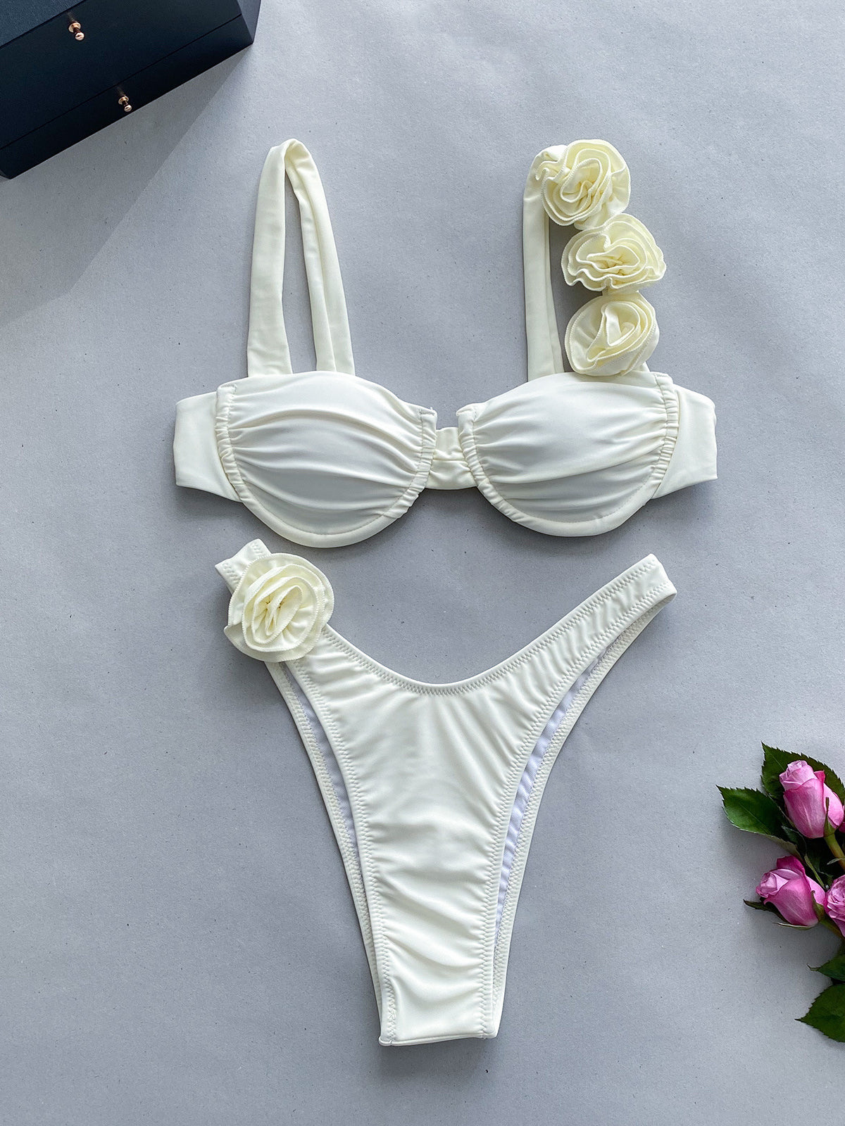 Conjunto de bikini de corte alto con elegancia floral en 3D