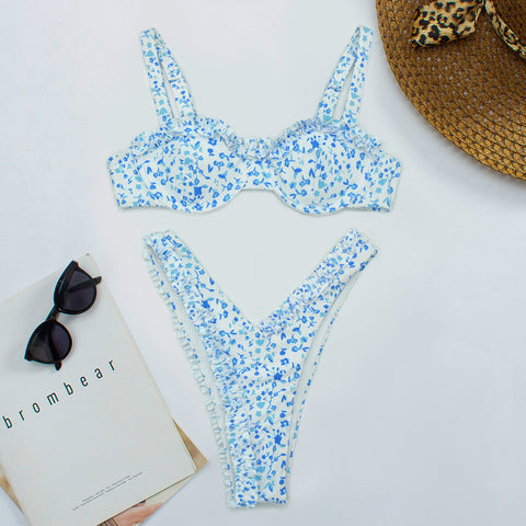 Top de bikini con aros y diseño balconette con volantes florales