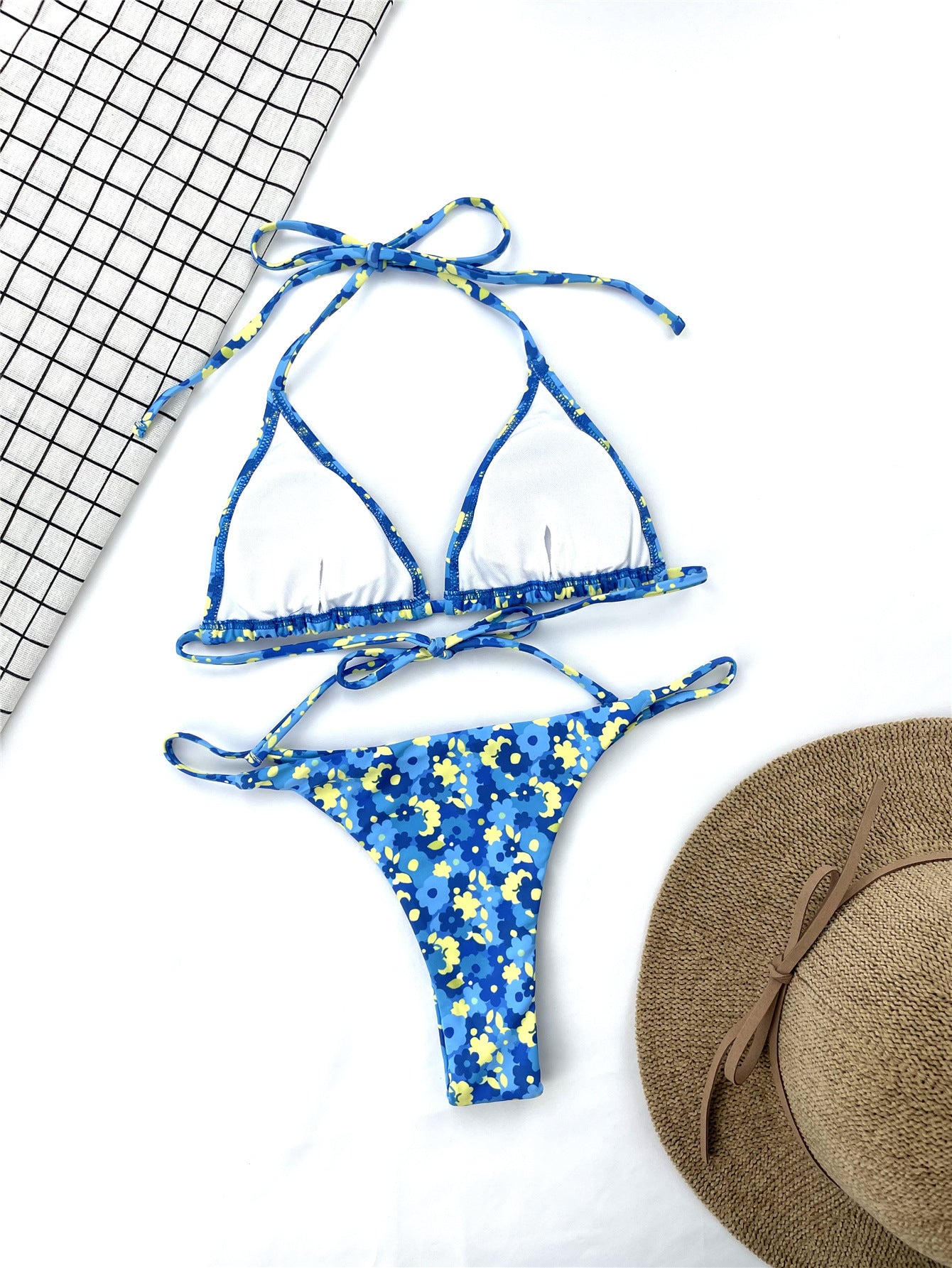 Conjunto de bikini con tiras laterales anudadas y cuello halter con estampado de plumas azules