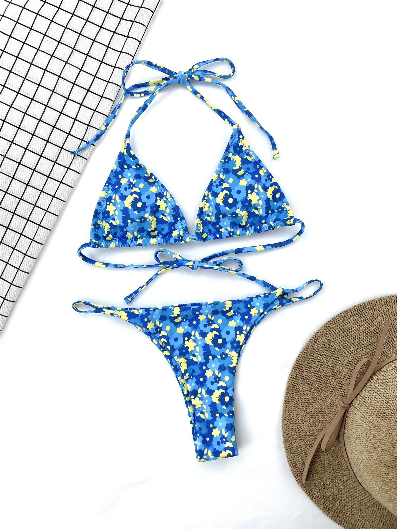 Conjunto de bikini con tiras laterales anudadas y cuello halter con estampado de plumas azules