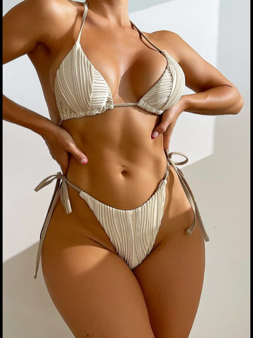 Conjunto de bikini con lazo lateral y triángulos a rayas